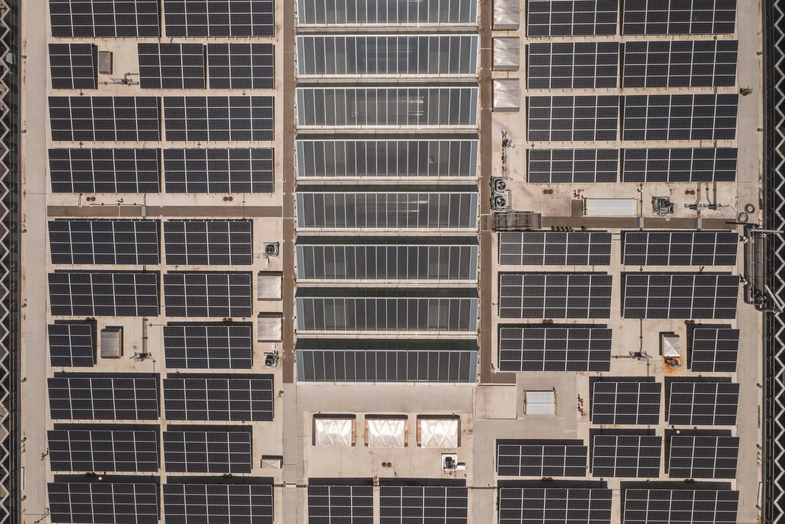 Zonnepanelen bedrijfspand eigenverbruik na saldering
