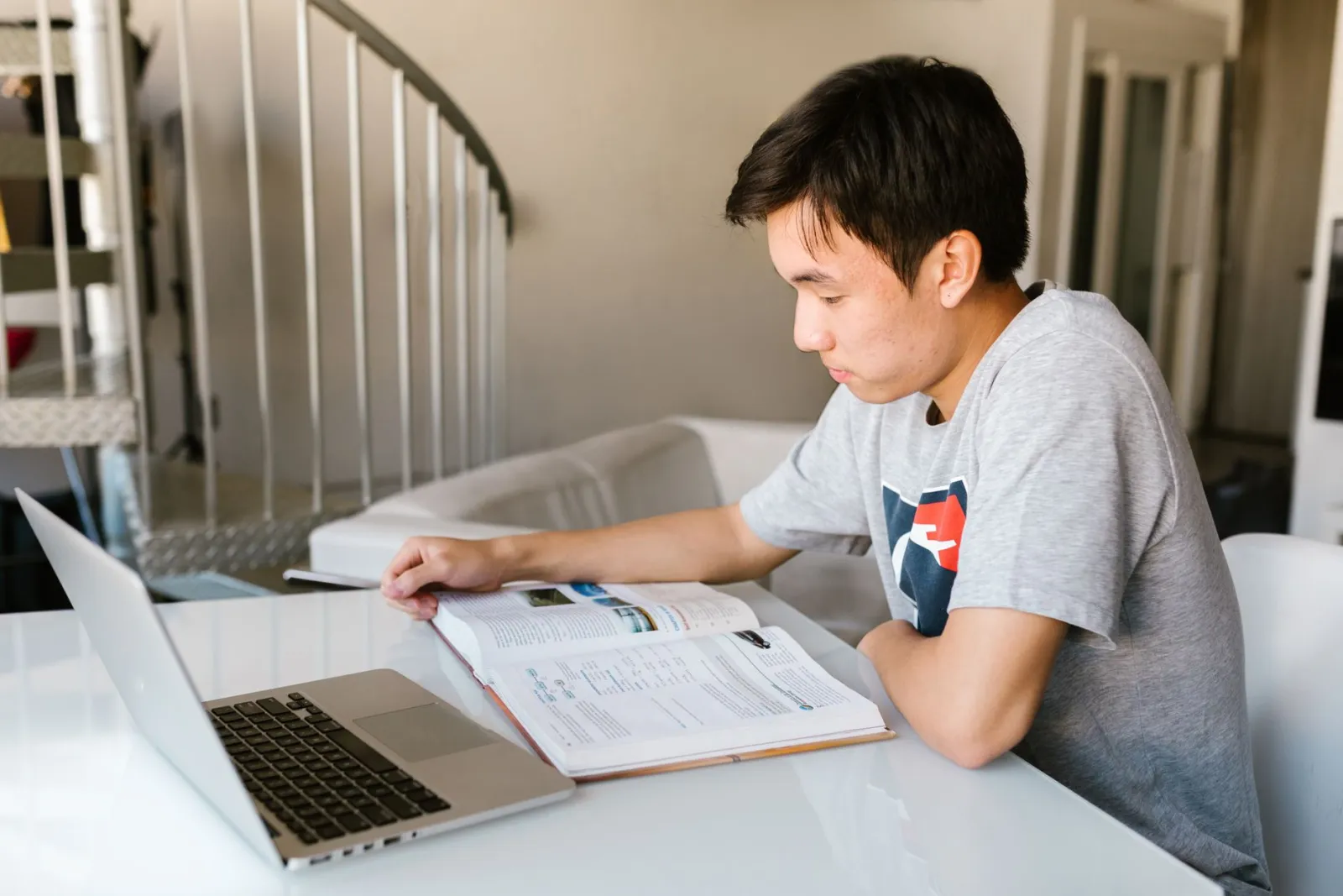 Zonnepanelen saldering 2027 thuiswonende student