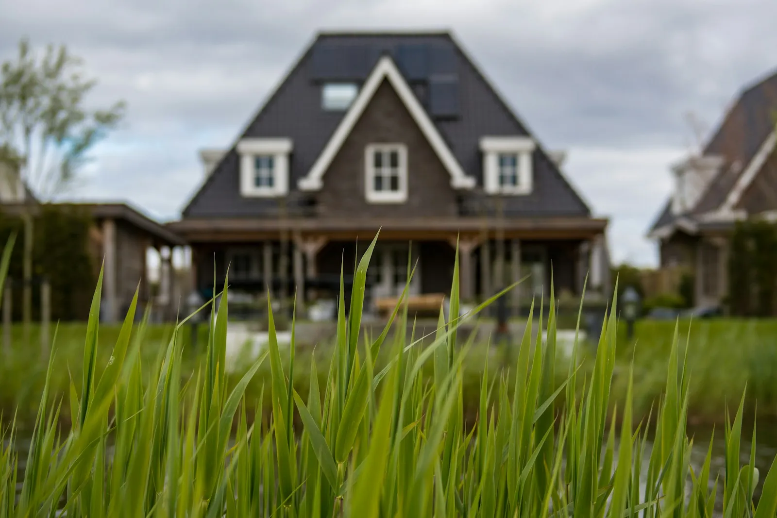 Zonnepanelen twee woningen één aansluiting saldering